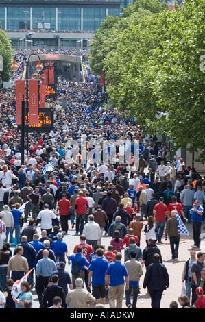 Per gli appassionati di calcio si stanno dirigendo verso il Wembley Stadium Foto Stock