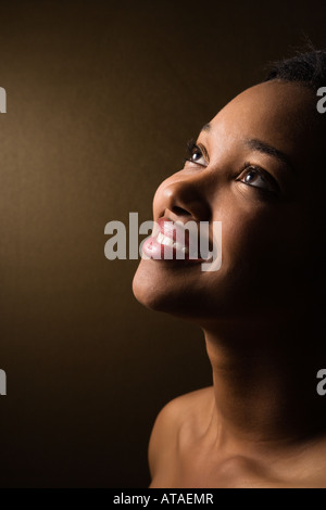 Sorridente americano africano giovane femmina adulta cercando Foto Stock