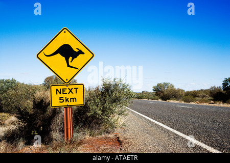 Canguro segno di attraversamento su strada in Australia rurale Foto Stock