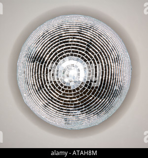 Al di sotto di vista di mirroring di palla da discoteca pendenti dal soffitto Foto Stock