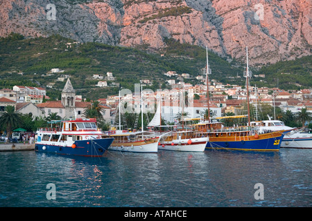 Barche da pesca nel porto di Makarska Croazia al crepuscolo Foto Stock