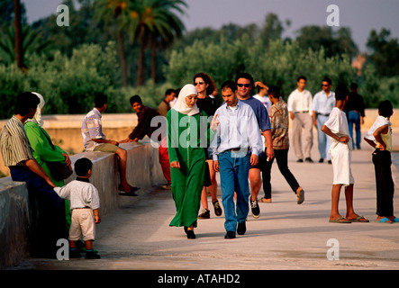 Marocchini, popolo marocchino, uomini, donne, turisti, visitatori, visitando, Menara giardino, Jardin Menara, Marrakech, Provincia di Marrakech, Marocco, Africa Foto Stock