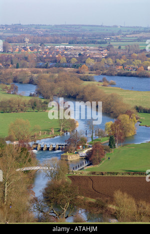 Il fiume Tamigi vicino a Dorchester on Thames, con la giornata di bloccare in primo piano e il villaggio di Berinsfield in background. Foto Stock