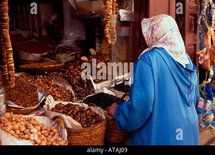 Donna marocchina, acquisto, datteri, fichi, noci, shopping, la medina di Fes el-Bali, città di Fez, Marocco Foto Stock