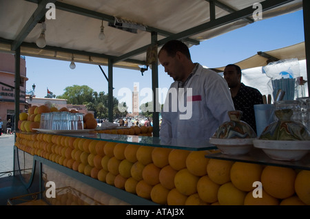 Succo di arancia venditore nella Djemaa el Fna. Marrakech, Marocco, Africa Foto Stock