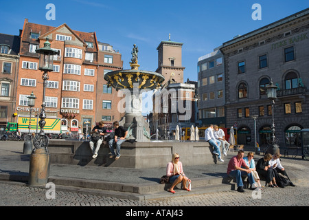 Copenhagen, Danimarca. La fontana della Caritas in Gammeltorv. La fontana è stato un dono alla città dal Re Christian IV (1577-1648) Foto Stock