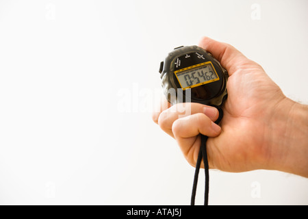 Close up di maschio adulto mano azienda cronometro Foto Stock