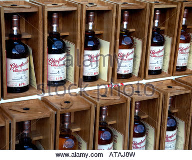 Glenfarclas bottiglie di whisky nella finestra di visualizzazione Foto Stock