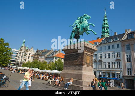 Copenhagen DANIMARCA statua equestre del vescovo Absalon 1128 1201 in Hojbro Plads Foto Stock