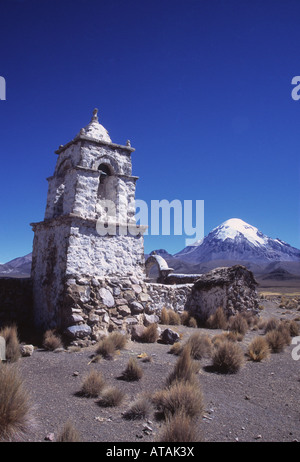 Chiesa campestre a Lagunas, Sajama vulcano in background, Sajama Parco Nazionale, Bolivia Foto Stock