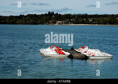 Sulle rive del Lac de Chalain, nei pressi della capitale del Giura Lons-le-Saunier, sono piccoli resort per gli sport acquatici Foto Stock