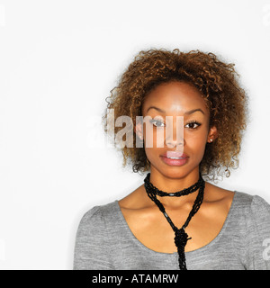 Ritratto di piuttosto giovane donna su sfondo bianco Foto Stock