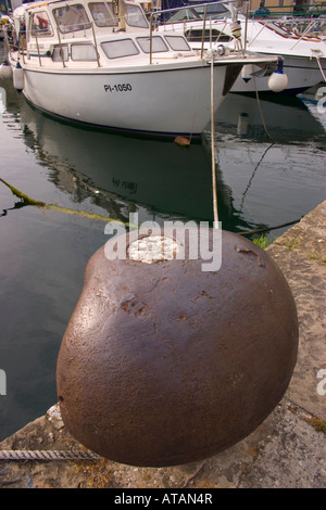 Barca ormeggiata nel porto di pirano Slovenia Foto Stock