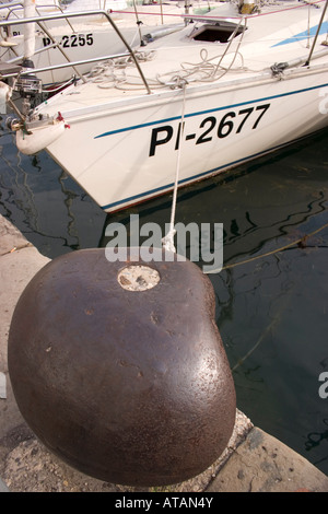 Barca ormeggiata nel porto di pirano Slovenia Foto Stock