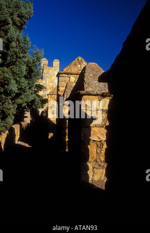 Parapetto parapetti lungo le pareti di Avila medievale città murata di Avila in provincia di Avila Castiglia e Leon Spagna Europa Foto Stock