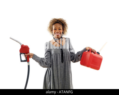 Donna che mantiene la pompa carburante ugello di gas e il contenitore di stoccaggio Foto Stock