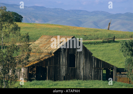 Fienile nelle colline della Sierra de Salinas vicino Soledad Monterey County in California Foto Stock