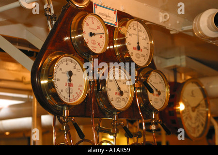 Nave a vapore Waverley,Tobermory,Isle of Mull,Scozia; misuratori di pressione nella camera del motore Foto Stock