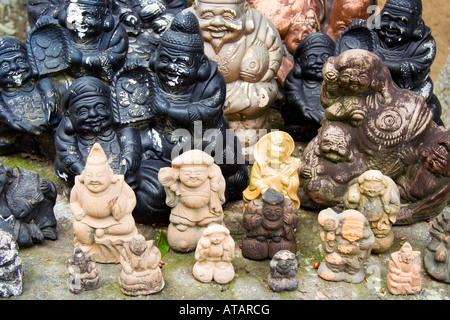 Piccole statue dello Shichifukujin, sette divinità giapponesi di felicità e fortuna disposte a terra presso il santuario di Achi-jinja a Kurashiki. Foto Stock