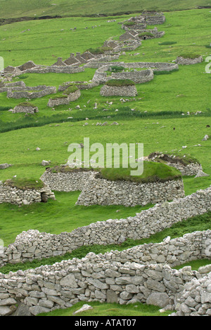 Villaggio abbandonato e pietra cleits sull isola di Hirta Saint Kilda Scozia Giugno 2005 Foto Stock