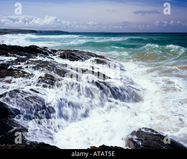Mare mosso contro gli spruzzi di nere rocce vulcaniche, Booby Bay, North Cornwall, England, Regno Unito Foto Stock