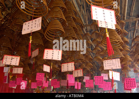 Bobine di incenso a Pak Tai tempio durante il 2006 Bun Festival, Cheung Chau Isola, Hong Kong, Cina Foto Stock