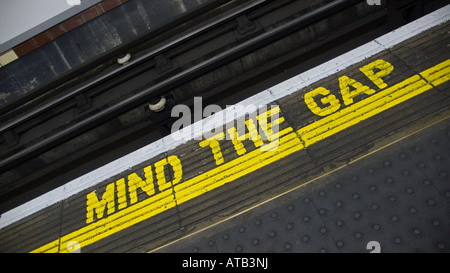 Piattaforma di tubo, London, England, Regno Unito Foto Stock