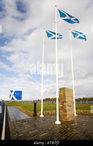 Benvenuti in Scozia   segno di confine a Berwick On Tweed scozzese Bandiera Nazionale St. Andrew's si intraversa Foto Stock