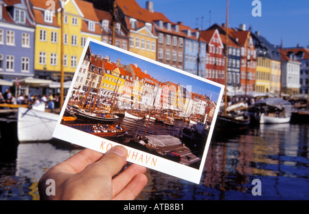 Danimarca Copenhagen Nyhavn notato per esso s case colorate è un luogo molto popolare con molti reststaurants e bar Foto Stock