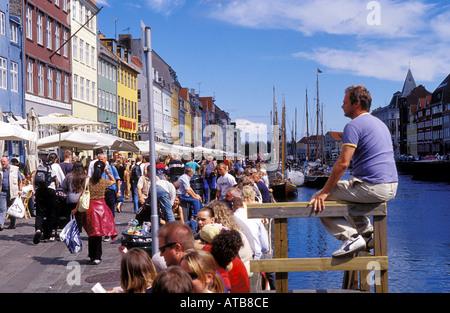Danimarca Copenhagen Nyhavn notato per esso s case colorate è un luogo molto popolare con molti reststaurants e bar Foto Stock