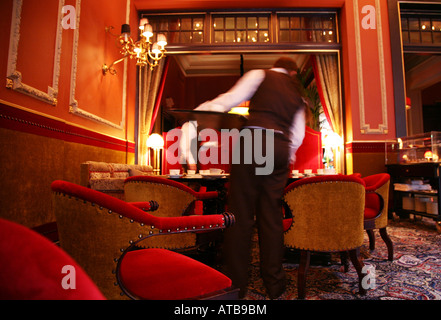 I camerieri che servono tè nella hall di Le Méridien Hotel Des Indes Lange Voorhout Aia Paesi Bassi Foto Stock