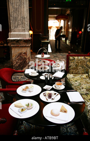 Tutti e quattro i corsi di pomeriggio tè nella hall di Le Méridien Hotel Des Indes Foto Stock