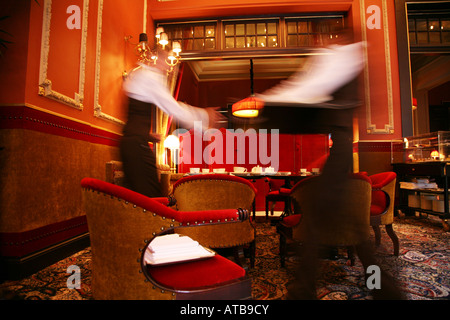 I camerieri che servono tè nella hall di Le Méridien Hotel Des Indes Lange Voorhout Aia Paesi Bassi Foto Stock