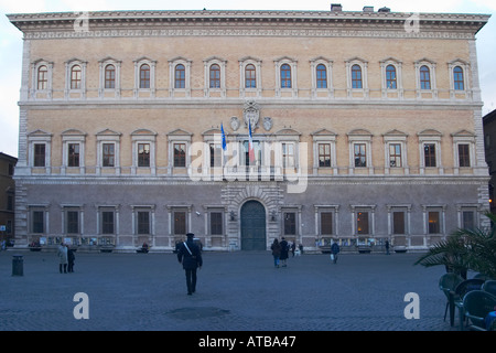 Piazza Farnese Roma Il Embassey francese nell'ex Palazzo Palazzo Farnese Foto Stock