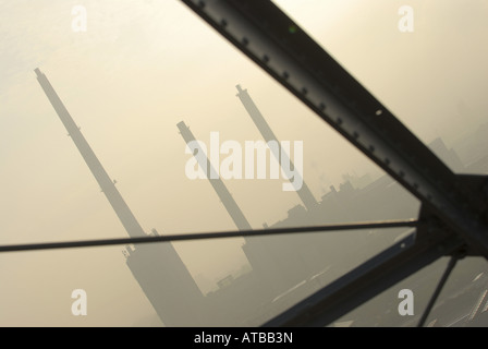 Camini di power station Simmering, vista dal vecchio gasometro austriaca a Vienna Foto Stock