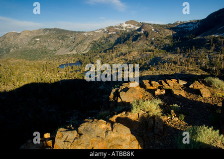 Lago di erba nel bacino alpino sotto le montagne desolazione deserto El Dorado Foresta Nazionale vicino al lago Tahoe California Foto Stock