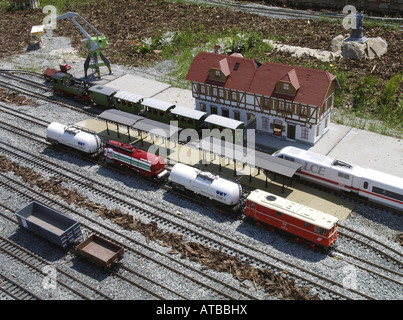 Modello di una stazione ferroviaria con ghiaccio e vagone treno, Germania Foto Stock