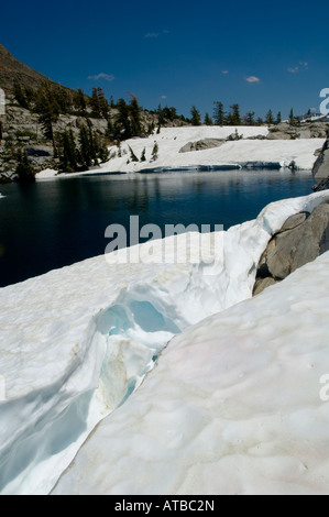 Parto snowfield presso il lago Le Conte in alta regione alpina di desolazione deserto El Dorado National Forest in California Foto Stock