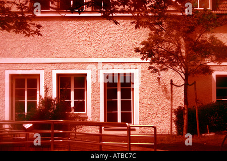 Casa visto attraverso un colore rosa prospettiva in Monaco di Baviera Baviera Germania Foto Stock