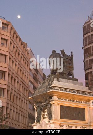 Granada Spagna Plaza Isabel la Catolica Monumento a Santa Fe accordo tra Isabel e Columbus Foto Stock