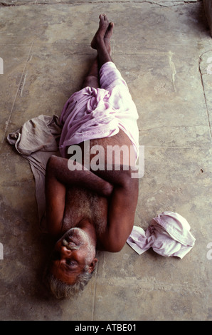 Pellegrino indiano dormire in un cortile del tempio Rameshwaram Tamil Nadu India Foto Stock