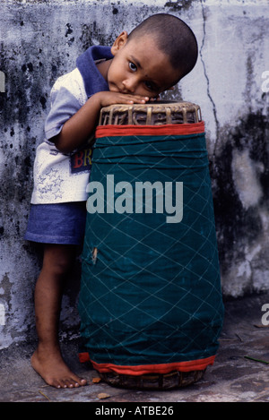 Ragazzo con tabella Mridangam tamburo Tamil Nadu India Foto Stock