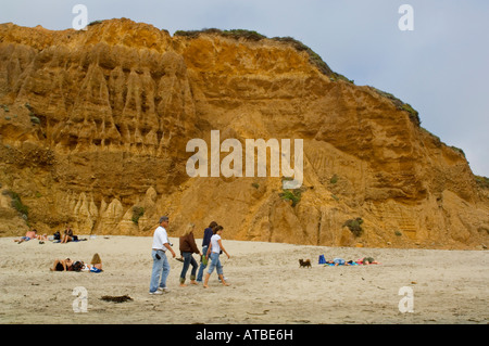 La gente camminare sulla sabbia sotto Rupi costiere a Pfeiffer Beach Big Sur Costa della contea di Monterey in California Foto Stock