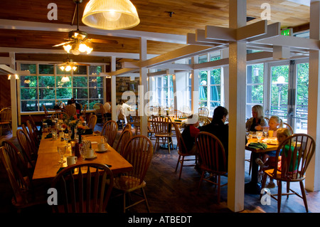 Famiglia con colazione al Lodge a Pfeiffer Big Sur State Park Monterey County in California Foto Stock
