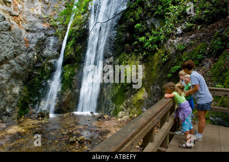 I ragazzi in cerca di acqua in Pfeiffer cade Pfeiffer Big Sur State Park Monterey County in California Foto Stock