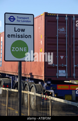 Contenitore autocarro veicolo transitante restrizione cartelli stradali per la bassa emissione di confine di zona del punto di ingresso Foto Stock