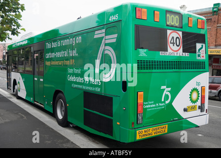 Un ecologico bus in un tutto annuncio evidenziando la sua rispettosa dell'ambiente carburante. Foto Stock