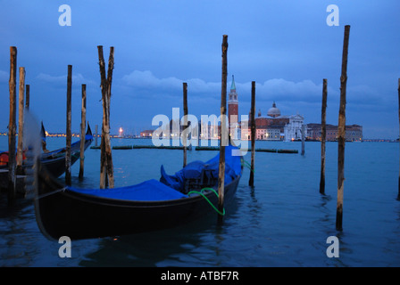 Parcheggiato legato gondole e la chiesa di San Giorgio Maggiore a Venezia Italia Foto Stock