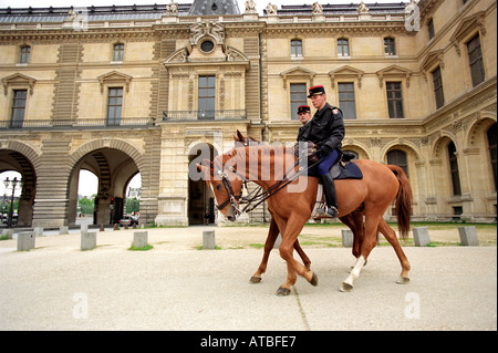 Polizia montata o gendarmi di pattuglia in Parigi Francia Foto Stock