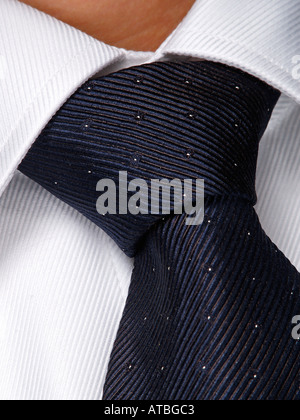 Vista dettagliata del nodo di cravatta sulla camicia bianca parte dell'uniforme businessmans Foto Stock